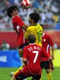 图文-巴西1-0比利时 比利时国奥队球员跳过迪亚戈