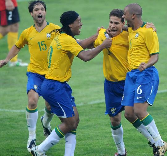 图文-巴西1-0比利时 巴西国奥队埃尔南斯庆祝进球