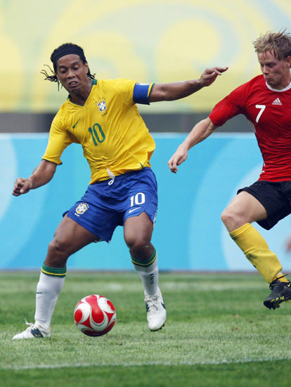 图文-奥运男足巴西1-0比利时 小罗发力面目狰狞