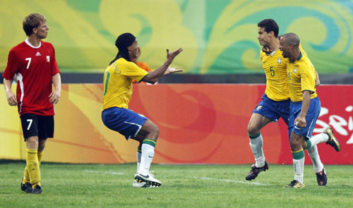 图文-奥运男足巴西1-0比利时 小罗准备拥抱进球功臣