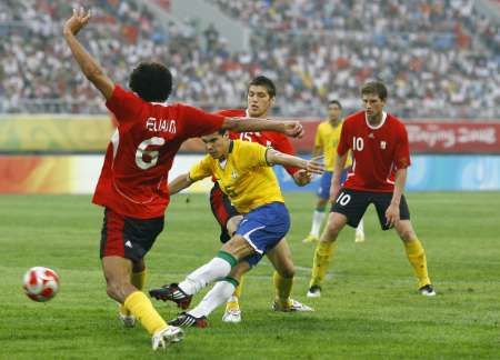 图文-奥运男足巴西1-0比利时 巴西进球射门瞬间