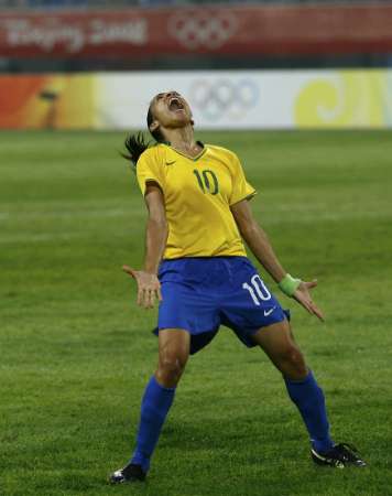 图文-[奥运]女足巴西2-1朝鲜 玛塔咆哮庆祝进球