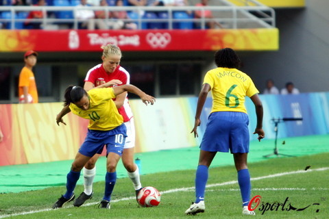 图文-巴西女足2-1挪威进入四强 玛塔保护脚下球