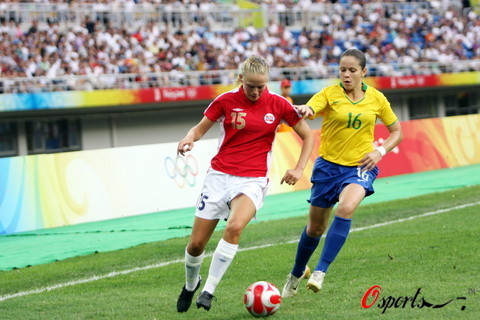 图文-巴西女足2-1挪威进入四强 挪威队员高速前进