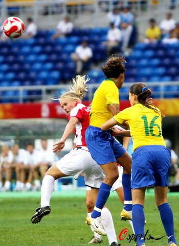图文-巴西女足2-1挪威进入四强 挪威人回头望月