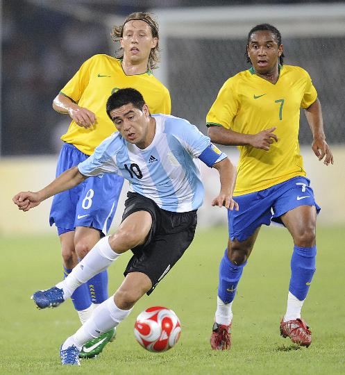 图文-阿根廷胜巴西挺进男足决赛 带球突破瞬间