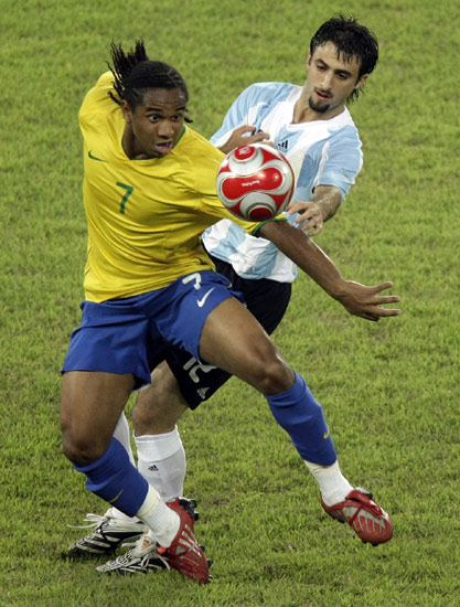 图文-[男足半决赛]巴西VS阿根廷 安德森身体强壮