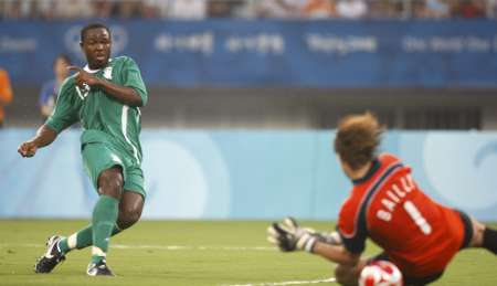 图文-男足半决赛比利时VS尼日利亚 惊险射门
