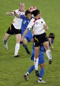 图文-女足三四名决赛德国VS日本 头球抢点争球