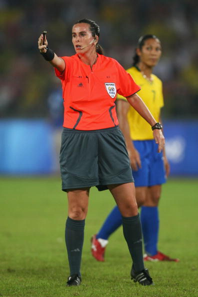 图文-奥运会女足决赛美国VS巴西  裁判做出判罚 