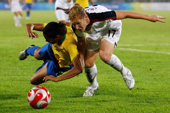 图文-奥运会女足决赛美国VS巴西  双方激烈拼抢 