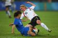 图文-德国女足2-0日本获铜牌 日本队员铲断对手