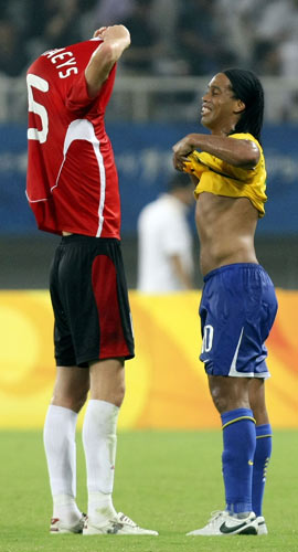 图文-男足巴西胜比利时摘铜 球场留下友谊