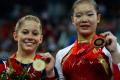 图文-奥运体操女子平衡木决赛 程菲和约翰逊