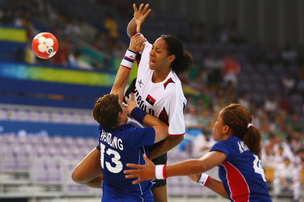 图文-北京奥运女手比赛开战 安哥拉队员高高跃起