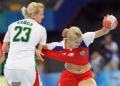 图文-奥运会女子手球半决赛赛况 球衣被拉扯开