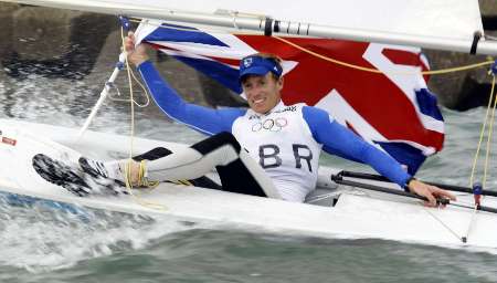 图文-英国选手获男子单人艇激光级冠军 享受胜利