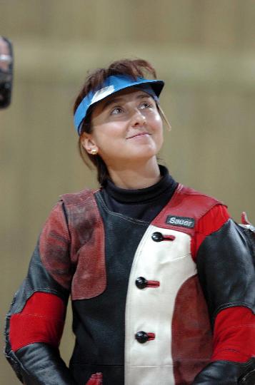 图文-枪手备战忙 俄罗斯选手加尔金娜在雅典奥运会
