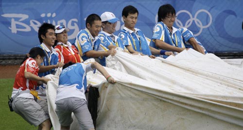 图文-14日奥运会垒球赛战况 志愿者们很忙碌