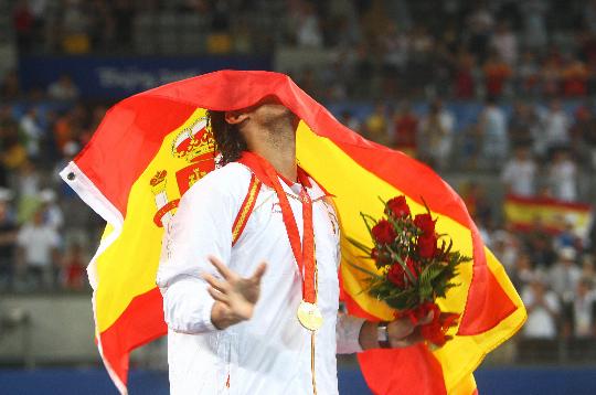 图文-网球男单决赛纳达尔勇夺金牌 国旗在飘在脸上