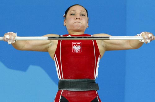 图文-奥运会11日女子举重比赛 憋足一口气举杠铃