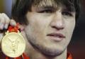 图文-摔跤男子60公斤级决赛 巴季罗夫展示金牌