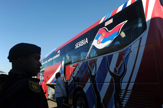 图文-塞尔维亚国家队飞抵南非 球队乘坐的大巴