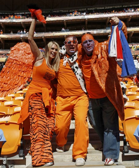 图文-荷兰丹麦球迷期待比赛 服饰主要以橙色为