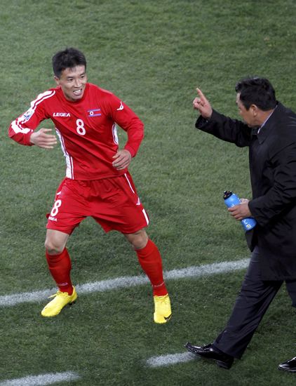 图文-[小组赛]巴西2-1朝鲜 进球后与主帅庆祝_