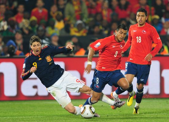 图文-[小组赛]西班牙2-1智利 比达尔回追防守_