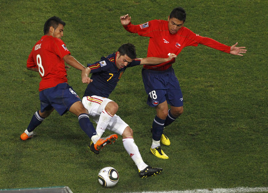 图文-[小组赛]西班牙VS智利 比利亚突破对手夹