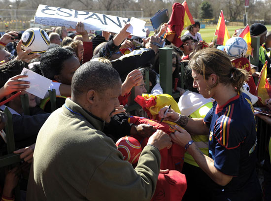 图文-西班牙队成员遭粉丝围堵 拉莫斯给球迷签