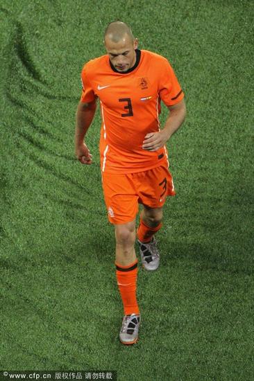 图文-[决赛]荷兰0-1西班牙 海廷加被红牌罚下_