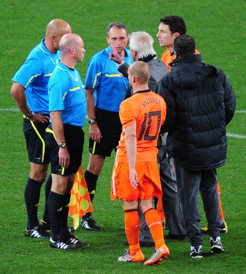图文-[决赛]荷兰0-1西班牙 范马尔维克质疑主裁