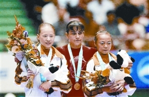 伟大奥运妈妈丘索维金娜儿子照着她去战斗