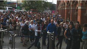 伦敦地铁中央线的故障导致连锁延误。圣潘克拉斯国际列车站外，也排起了长龙。图片来源：BBC。