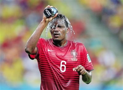 当世界杯比赛暂停会发生什么? 他们全去喝水了