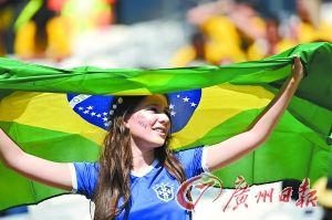 6月28日，一名巴西队女球迷在看台上等待开赛。