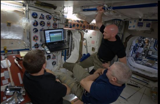 三名宇航员在空间站观看世界杯