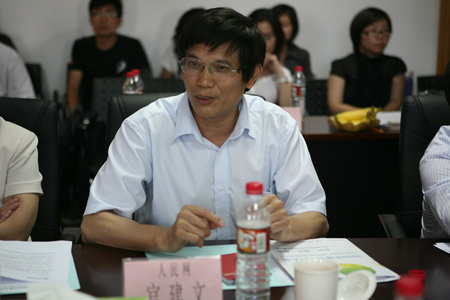 人民网副总裁官建文在媒体见面会上发表建议 09互联网大会第三期沙龙暨媒体顾问团见面会举行