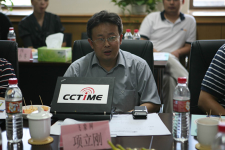 通信业知名观察家项立刚与到会嘉宾畅快交谈 09互联网大会第三期沙龙暨媒体顾问团见面会举行
