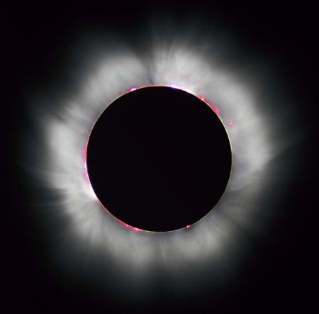 组图：日全食期间出现的壮观日冕