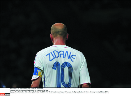 2006年世界杯齐达内头顶马特拉齐,裁判掏出红
