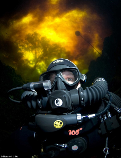 女性潜水员吉尔•海尼斯佩戴呼吸装备，在美国圣达菲河水下探索
