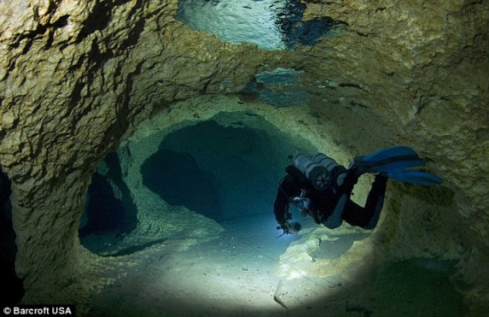 吉尔•海尼斯在佛罗里达州一座公园的水下洞穴探秘