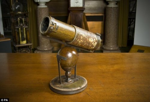 牛顿制作的世界上第一个反射望远镜
