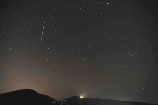 组图:双子座流星雨划过青岛夜空