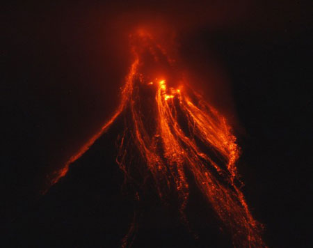 摄影师拍到世界最活跃火山爆发奇观(图) 美国里道特火山附近地震频繁