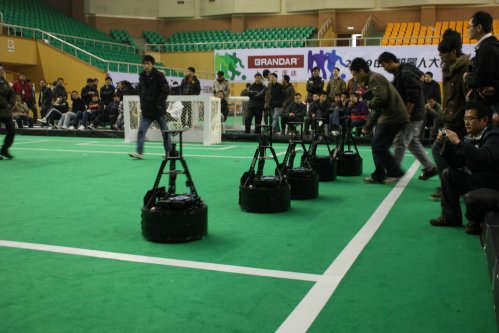 冠军机器人准备登场决赛 冠军机器人准备登场决赛