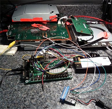 图为霍兹公布的PlayStation 3破解拆机图 图为霍兹公布的PlayStation 3破解拆机图